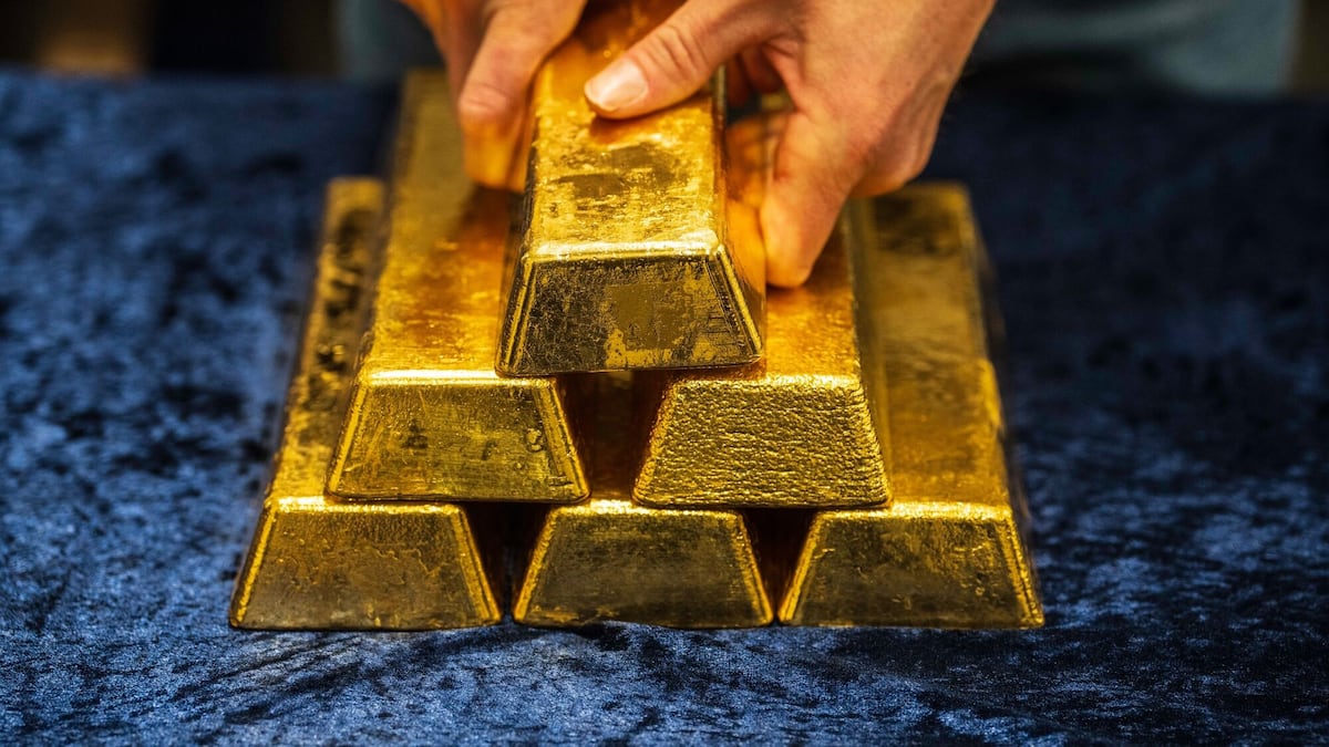 Un asistente coloca lingotes de oro, parte de las reservas del Banco Nacional Checo, en Praga, República Checa, el martes 25 de febrero de 2025.