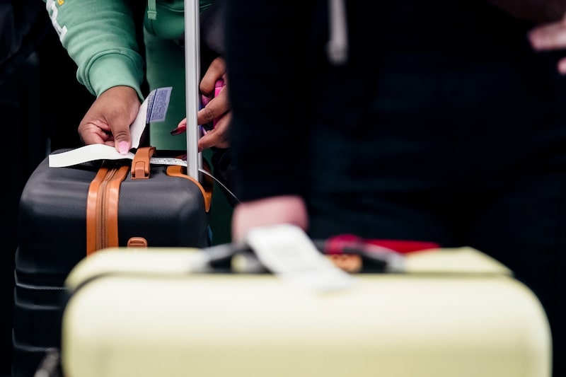 Los viajeros además están obligados a entrar y salir de EE.UU. por tres aeropuertos designados. Fotografía: Elijah Nouvelage/Bloomberg Los viajeros además están obligados a entrar y salir de EE.UU. por tres aeropuertos designados. Fotografía: Elijah Nouvelage/Bloomberg