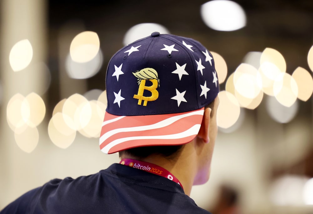 Un asistente lleva una gorra de Bitcoin con los colores de la bandera estadounidense durante la conferencia Bitcoin 2025 en Las Vegas. Fotógrafa: Ronda Churchill/Bloomberg Un asistente lleva una gorra de Bitcoin con los colores de la bandera estadounidense durante la conferencia Bitcoin 2025 en Las Vegas. Fotógrafa: Ronda Churchill/Bloomberg