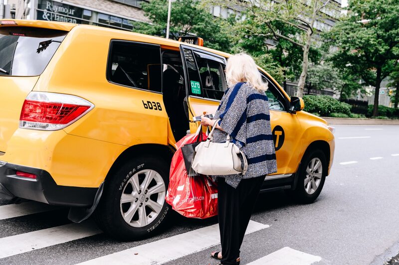 Una usuaria sube a un taxi a la salida de unos grandes almacenes Century 21 en Nueva York. Una usuaria sube a un taxi a la salida de unos grandes almacenes Century 21 en Nueva York.