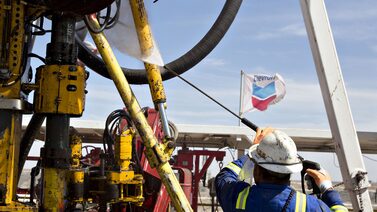 Chevron supera previsiones con ganancias impulsadas por el petróleo y márgenes récord de refinación en EE.UU. Chevron supera previsiones con ganancias impulsadas por el petróleo y márgenes récord de refinación en EE.UU.