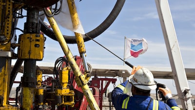 Chevron supera previsiones con ganancias impulsadas por el petróleo y márgenes récord de refinación en EE.UU. Chevron supera previsiones con ganancias impulsadas por el petróleo y márgenes récord de refinación en EE.UU.