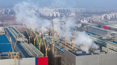 Satisfacer la creciente demanda de chips de memoria para IA tiene un costo climático Satisfacer la creciente demanda de chips de memoria para IA tiene un costo climático