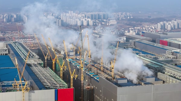 Satisfacer la creciente demanda de chips de memoria para IA tiene un costo climático Satisfacer la creciente demanda de chips de memoria para IA tiene un costo climático