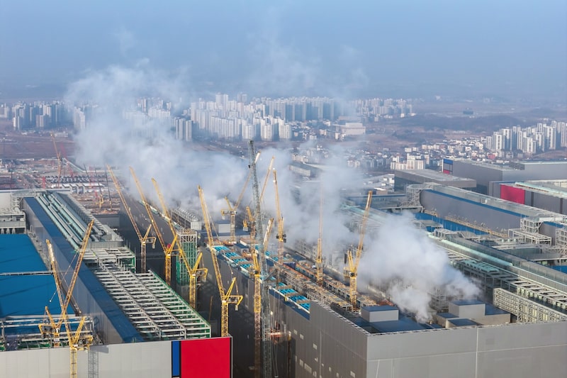 Satisfacer la creciente demanda de chips de memoria para IA tiene un costo climático Satisfacer la creciente demanda de chips de memoria para IA tiene un costo climático