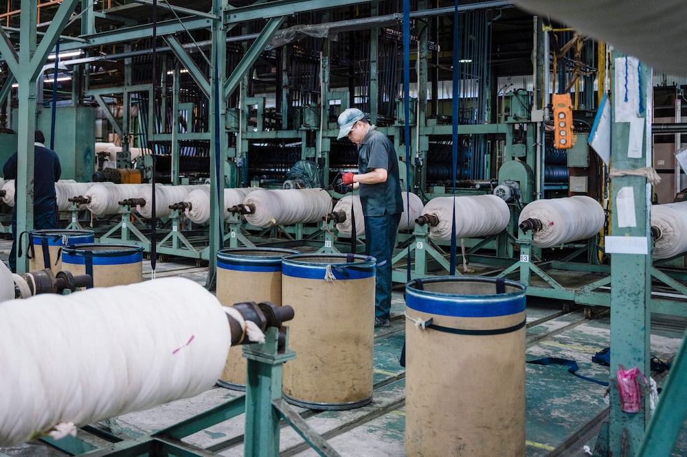 Un trabajador inspecciona hilo en la fábrica de teñido índigo de Sakamoto Denim Co. en Fukushima, prefectura de Hiroshima, Japón, el lunes 8 de septiembre de 2025. Un trabajador inspecciona hilo en la fábrica de teñido índigo de Sakamoto Denim Co. en Fukushima, prefectura de Hiroshima, Japón, el lunes 8 de septiembre de 2025.