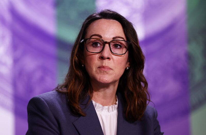 La directora dijo que la organización había seguido las directrices establecidas por el gobierno del Reino Unido, señalando que las circunstancias pueden ser diferentes en otros lugares. La directora dijo que la organización había seguido las directrices establecidas por el gobierno del Reino Unido, señalando que las circunstancias pueden ser diferentes en otros lugares.