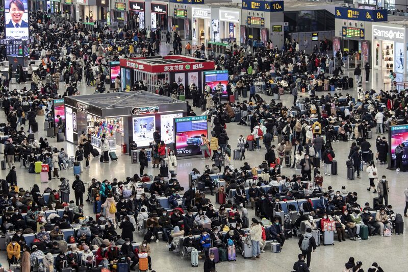 Viajeros con equipo de protección en el vestíbulo de salidas de la estación de ferrocarril de Hongqiao en Shanghái, China, el jueves 19 de enero de 2023. Viajeros con equipo de protección en el vestíbulo de salidas de la estación de ferrocarril de Hongqiao en Shanghái, China, el jueves 19 de enero de 2023.
