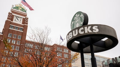 Starbucks recorta otros 300 empleos corporativos para reducir costos Starbucks recorta otros 300 empleos corporativos para reducir costos