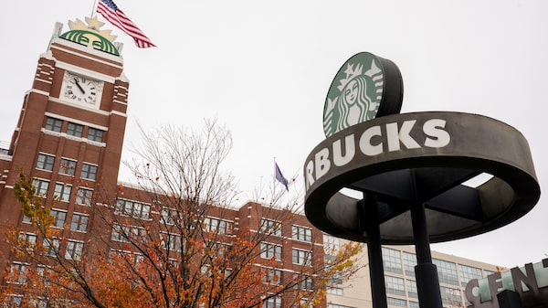 Starbucks recorta otros 300 empleos corporativos para reducir costos Starbucks recorta otros 300 empleos corporativos para reducir costos