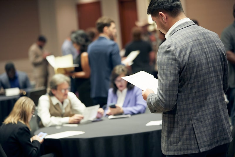 Un aspirante a empleo revisa una solicitud durante una feria laboral en Dallas. Un aspirante a empleo revisa una solicitud durante una feria laboral en Dallas.