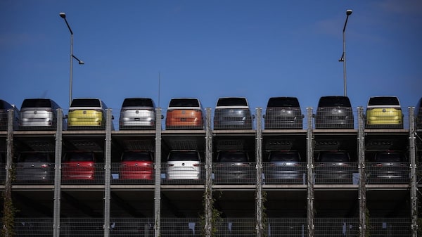 Conselho da Volkswagen aprova plano liderado pelo CEO para cortar 50 mil empregos Conselho da Volkswagen aprova plano liderado pelo CEO para cortar 50 mil empregos