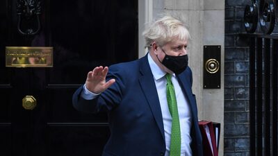 Boris Johnson rejeita pedidos de renúncia após violação de ‘lockdown’ Boris Johnson rejeita pedidos de renúncia após violação de ‘lockdown’