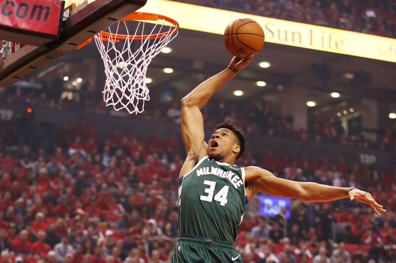 Giannis Antetokounmpo #34 de los Milwaukee Bucks, durante la primera mitad contra los Toronto Raptors en el cuarto partido de las Finales de la Conferencia Este de la NBA en el Scotiabank Arena el 21 de mayo de 2019 en Toronto, Canadá. Giannis Antetokounmpo #34 de los Milwaukee Bucks, durante la primera mitad contra los Toronto Raptors en el cuarto partido de las Finales de la Conferencia Este de la NBA en el Scotiabank Arena el 21 de mayo de 2019 en Toronto, Canadá.