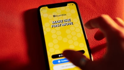 Acciones de Bumble se disparan 57% tras acuerdo de venta por US$1.300 millones que la sacará de bolsa Acciones de Bumble se disparan 57% tras acuerdo de venta por US$1.300 millones que la sacará de bolsa