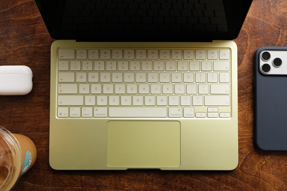 As teclas não têm retroiluminação, podendo dificultar o uso em ambientes com pouca luz. Foto: Bloomberg As teclas não têm retroiluminação, podendo dificultar o uso em ambientes com pouca luz. Foto: Bloomberg