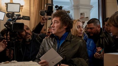 Milei enfrenta la elección que determinará sus próximos dos años en la Casa Rosada Milei enfrenta la elección que determinará sus próximos dos años en la Casa Rosada