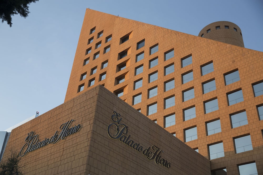 El edificio en Polanco que alberga una tienda de El Palacio de Hierro y las oficinas donde despachaba Alberto Baillères. El edificio en Polanco que alberga una tienda de El Palacio de Hierro y las oficinas donde despachaba Alberto Baillères.