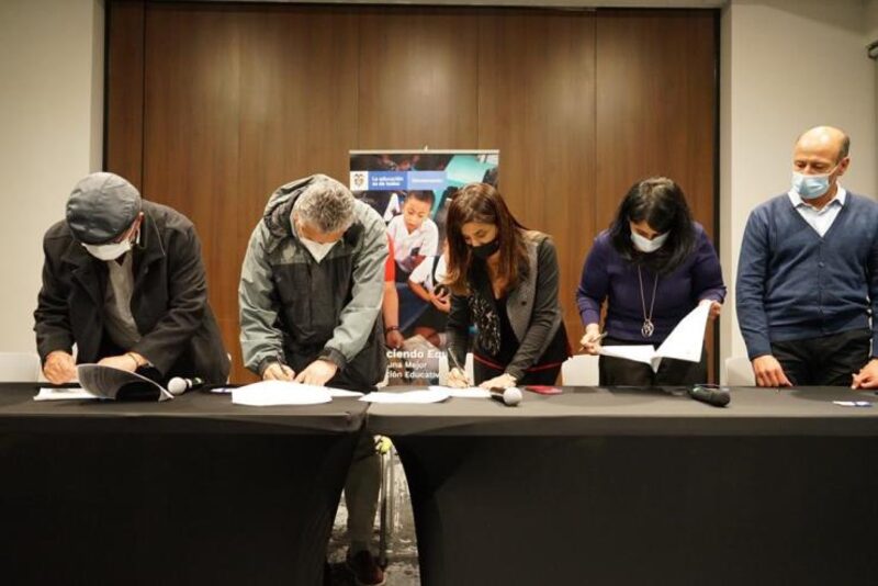 La ministra de Educación colombiana, María Victoria Angulo, firma el acuerdo que ha alcanzado el Gobierno con Fecode. La ministra de Educación colombiana, María Victoria Angulo, firma el acuerdo que ha alcanzado el Gobierno con Fecode.