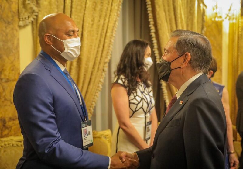 El exgrandes ligas panameño Mariano Rivera saluda al presidente de la República, Laurentino Cortizo. El exgrandes ligas panameño Mariano Rivera saluda al presidente de la República, Laurentino Cortizo.