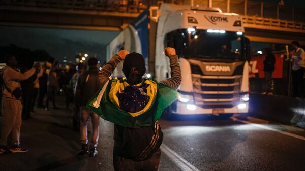 Bolsonaro Calls on Supporters to Dismantle Hundreds of Roadblocks Bolsonaro Calls on Supporters to Dismantle Hundreds of Roadblocks