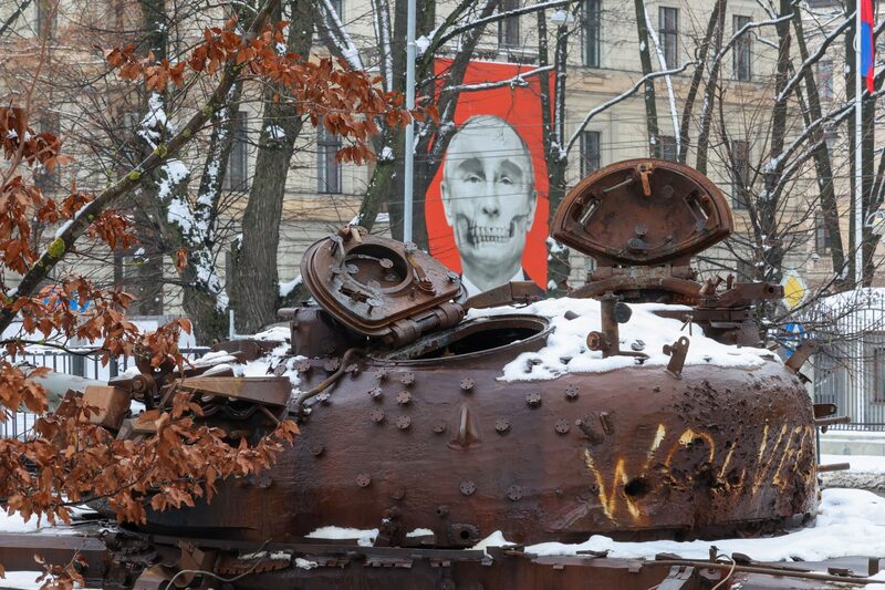 Un mural que representa a Vladimir Putin, presidente de Rusia, más allá de un tanque ruso T-72B, destruido por el ejército ucraniano, en Riga, Letonia, el viernes 24 de febrero de 2023. Un mural que representa a Vladimir Putin, presidente de Rusia, más allá de un tanque ruso T-72B, destruido por el ejército ucraniano, en Riga, Letonia, el viernes 24 de febrero de 2023.