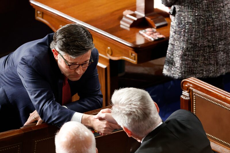 Johnson, aliado de Trump, elegido líder de la Cámara Baja de EE.UU.
El representante Mike Johnson, a la izquierda, en la Cámara de Representantes en el Capitolio de EE.UU. en Washington, DC, EE.UU., el miércoles, estrechó la mano del ex presidente Kevin McCarthy. Johnson, aliado de Trump, elegido líder de la Cámara Baja de EE.UU.
El representante Mike Johnson, a la izquierda, en la Cámara de Representantes en el Capitolio de EE.UU. en Washington, DC, EE.UU., el miércoles, estrechó la mano del ex presidente Kevin McCarthy.