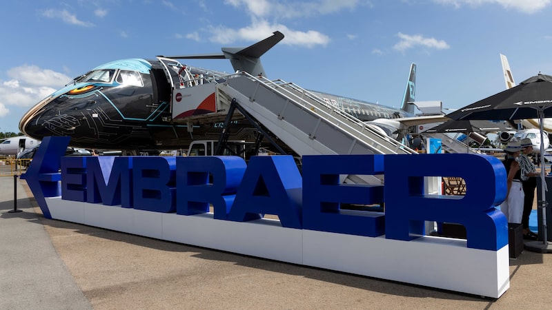 Embraer fecha parceria com Adani para produção inédita de aeronaves na Índia Embraer fecha parceria com Adani para produção inédita de aeronaves na Índia