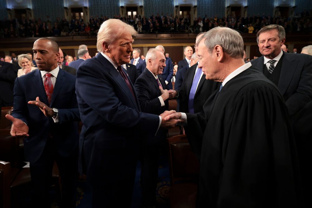 El presidente de EEUU, Donald Trump, a la izquierda, y el presidente del Tribunal Supremo, John Roberts, se dan la mano durante una sesión conjunta del Congreso en marzo. Fotógrafo: Win McNamee/Getty Images/Bloomberg El presidente de EEUU, Donald Trump, a la izquierda, y el presidente del Tribunal Supremo, John Roberts, se dan la mano durante una sesión conjunta del Congreso en marzo. Fotógrafo: Win McNamee/Getty Images/Bloomberg