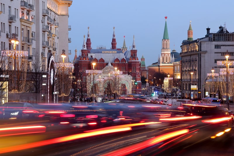 Estelas de luz del tráfico pesado en la calle Tverskaya junto al Museo Estatal de Historia en Moscú, Rusia. Estelas de luz del tráfico pesado en la calle Tverskaya junto al Museo Estatal de Historia en Moscú, Rusia.
