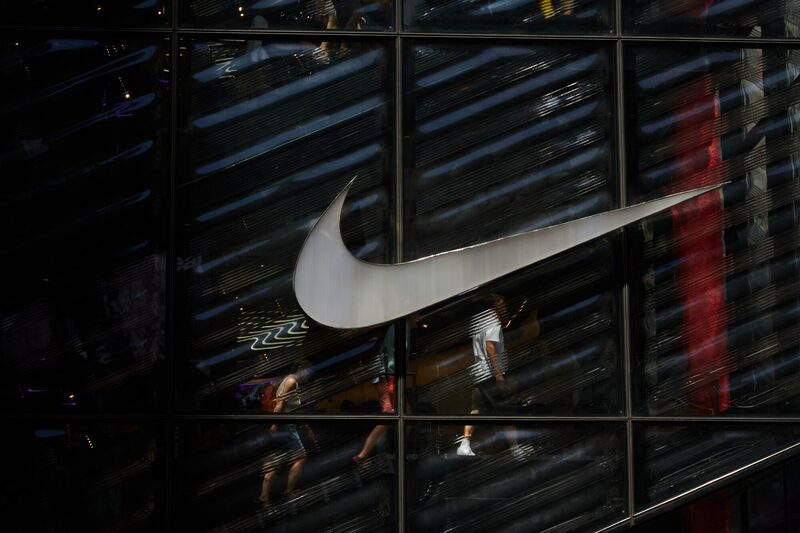 Las acciones de Nike subían un 4% a las 4:26 p.m. en las operaciones después de hora en Nueva York. Las acciones de Nike subían un 4% a las 4:26 p.m. en las operaciones después de hora en Nueva York.