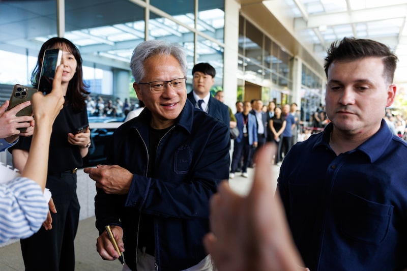 Jensen Huang llega al Aeropuerto Internacional de Gimpo, en Seúl, el 5 de junio. Fotógrafo: SeongJoon Cho/Bloomberg Jensen Huang llega al Aeropuerto Internacional de Gimpo, en Seúl, el 5 de junio. Fotógrafo: SeongJoon Cho/Bloomberg