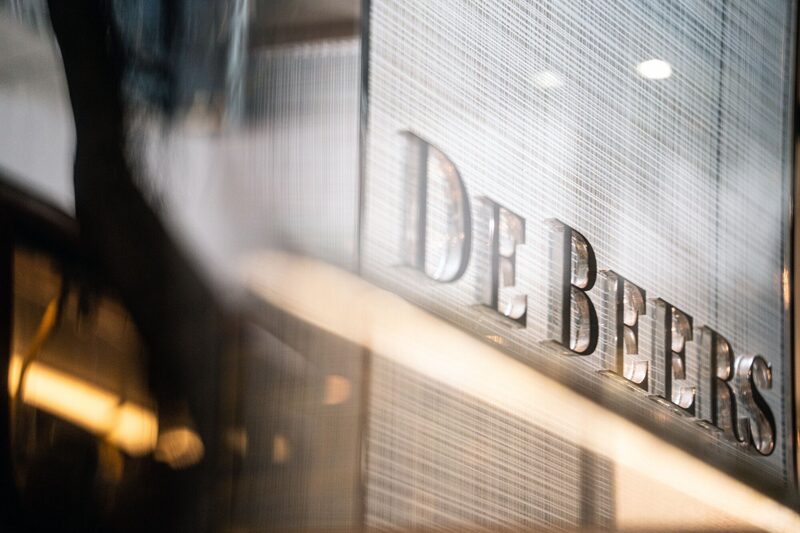 Os preços dos diamantes sintéticos já caíram, embora seja discutível o quanto disso se deve à De Beers e não a uma enxurrada de novos suprimentos de lugares como a China (Foto: Lam Yik/Bloomberg) Os preços dos diamantes sintéticos já caíram, embora seja discutível o quanto disso se deve à De Beers e não a uma enxurrada de novos suprimentos de lugares como a China (Foto: Lam Yik/Bloomberg)