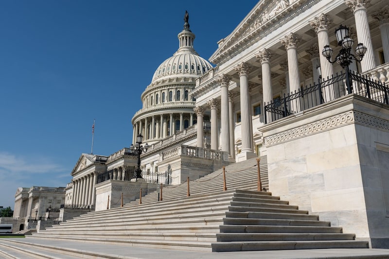 El presidente del Comité Bancario del Senado, Tim Scott, dijo el jueves que se ha comprometido a sacar de su panel la legislación sobre la estructura del mercado de criptomonedas para finales de septiembre. El presidente del Comité Bancario del Senado, Tim Scott, dijo el jueves que se ha comprometido a sacar de su panel la legislación sobre la estructura del mercado de criptomonedas para finales de septiembre.