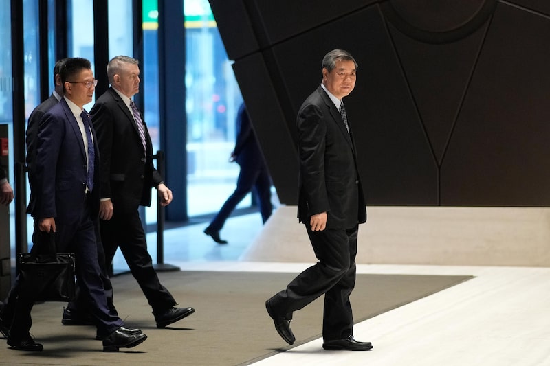 El viceprimer ministro chino, He Lifeng, llega a una reunión con el secretario del Tesoro de EE. UU., Scott Bessent, en la sede de JPMorgan Chase el 20 de septiembre de 2026, en la ciudad de Nueva York. El viceprimer ministro chino, He Lifeng, llega a una reunión con el secretario del Tesoro de EE. UU., Scott Bessent, en la sede de JPMorgan Chase el 20 de septiembre de 2026, en la ciudad de Nueva York.
