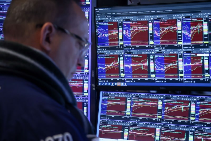 El comercio de dispersión -es decir, apostar por mayores oscilaciones en valores individuales que en una cesta o un índice- ha sido una de las estrategias de opciones de fondos de cobertura más populares. Su propia popularidad ha estrechado el margen de las operaciones, amenazando con frenar la avalancha de dinero que las persigue. El comercio de dispersión -es decir, apostar por mayores oscilaciones en valores individuales que en una cesta o un índice- ha sido una de las estrategias de opciones de fondos de cobertura más populares. Su propia popularidad ha estrechado el margen de las operaciones, amenazando con frenar la avalancha de dinero que las persigue.