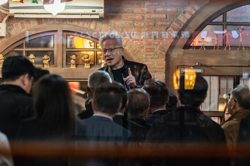 Jensen Huang habla durante una cena con los proveedores taiwaneses de la empresa en Taipei. Fotógrafo: Lam Yik Fei/Bloomberg. Jensen Huang habla durante una cena con los proveedores taiwaneses de la empresa en Taipei. Fotógrafo: Lam Yik Fei/Bloomberg.