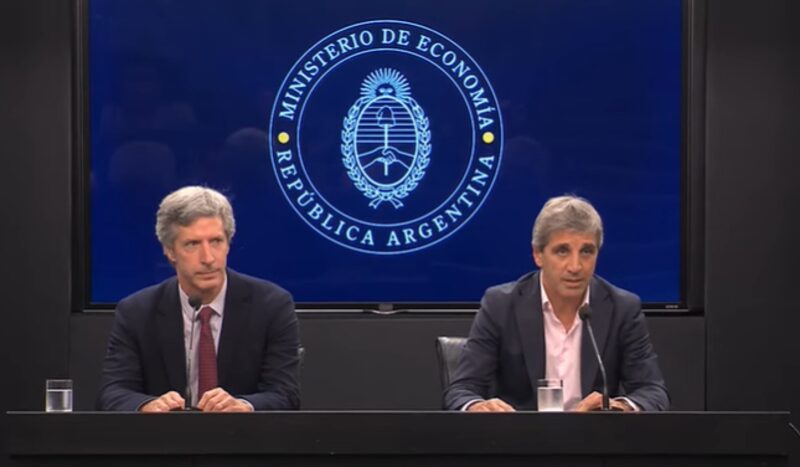 El ministro de Economía y el presidente del BCRA, durante la conferencia de prensa en la que anunciaron el acuerdo con el FMI El ministro de Economía y el presidente del BCRA, durante la conferencia de prensa en la que anunciaron el acuerdo con el FMI