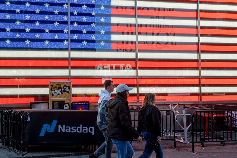 Summers apuntó a una combinación de importantes restricciones a la inmigración, despidos en el gobierno federal y daños a la competitividad estadounidense. Summers apuntó a una combinación de importantes restricciones a la inmigración, despidos en el gobierno federal y daños a la competitividad estadounidense.