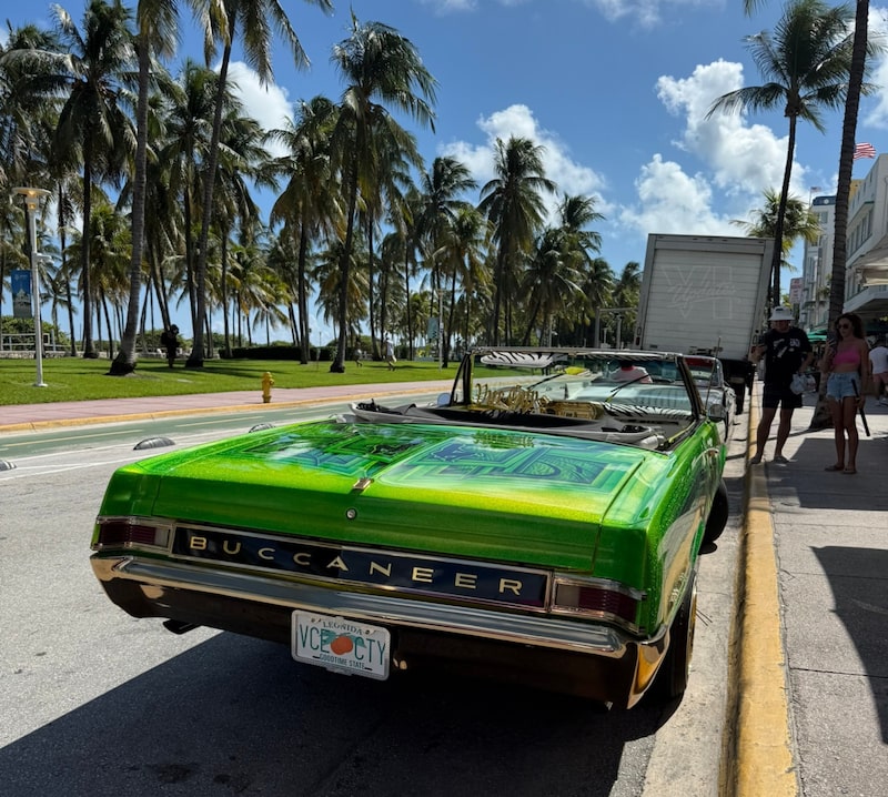 Un lowrider inspirado en el Albany Buccaneer Custom, como parte de la campaña de mercadotecnia de Grand Theft Auto VI de Rockstar Games en Miami. Un lowrider inspirado en el Albany Buccaneer Custom, como parte de la campaña de mercadotecnia de Grand Theft Auto VI de Rockstar Games en Miami.