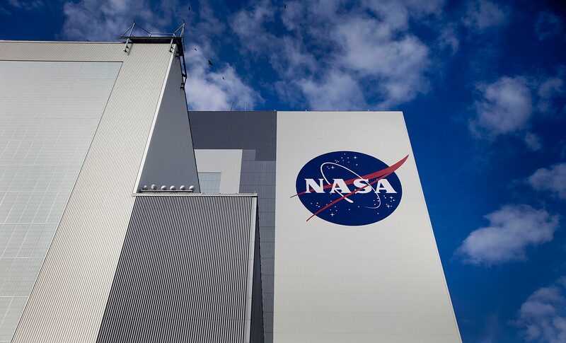 El logotipo de la NASA se ve en el exterior del Edificio de Ensamblaje de Vehículos del Centro Espacial Kennedy de la NASA en Cabo Cañaveral, Florida.  El logotipo de la NASA se ve en el exterior del Edificio de Ensamblaje de Vehículos del Centro Espacial Kennedy de la NASA en Cabo Cañaveral, Florida.