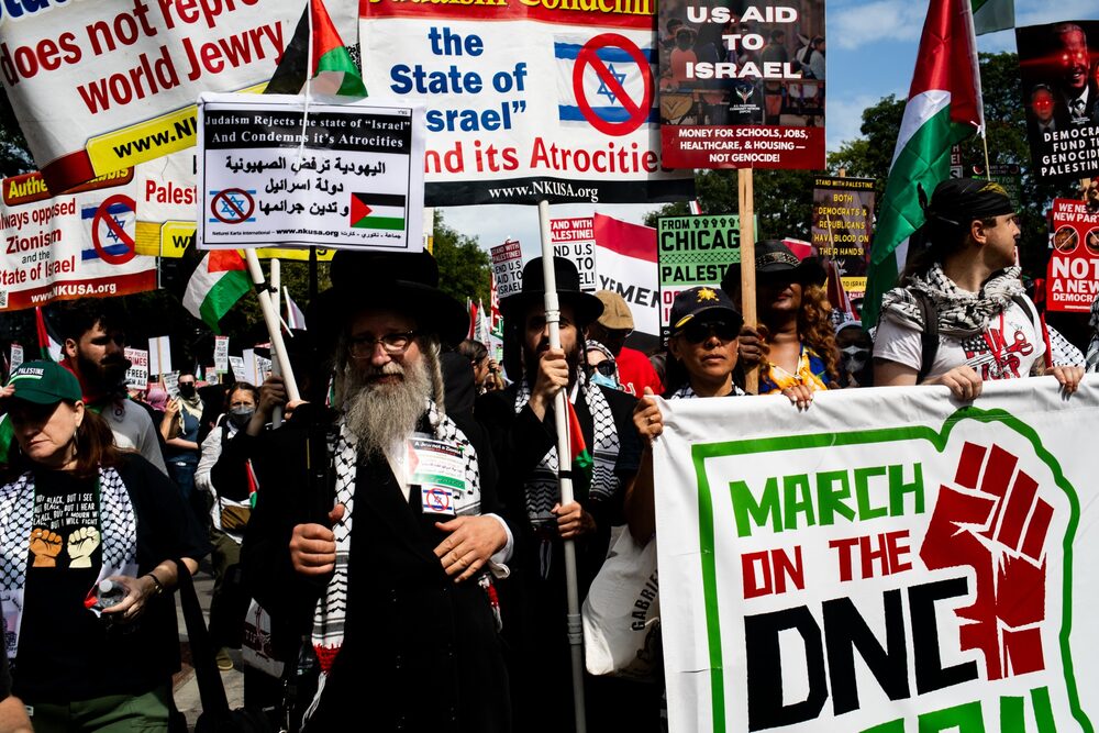 Manifestantes pro-palestinos marchan antes del DNC cerca del United Center en Chicago el 19 de agosto. Manifestantes pro-palestinos marchan antes del DNC cerca del United Center en Chicago el 19 de agosto.