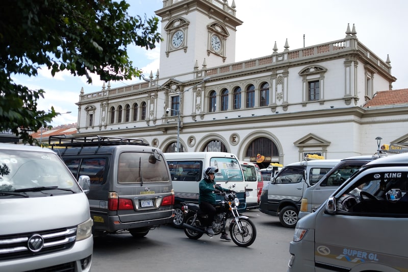 Un motociclista sortea un bloqueo de transporte público durante una huelga en La Paz, Bolivia. Fotógrafo: Manuel Seoane/Bloomberg. Un motociclista sortea un bloqueo de transporte público durante una huelga en La Paz, Bolivia. Fotógrafo: Manuel Seoane/Bloomberg.