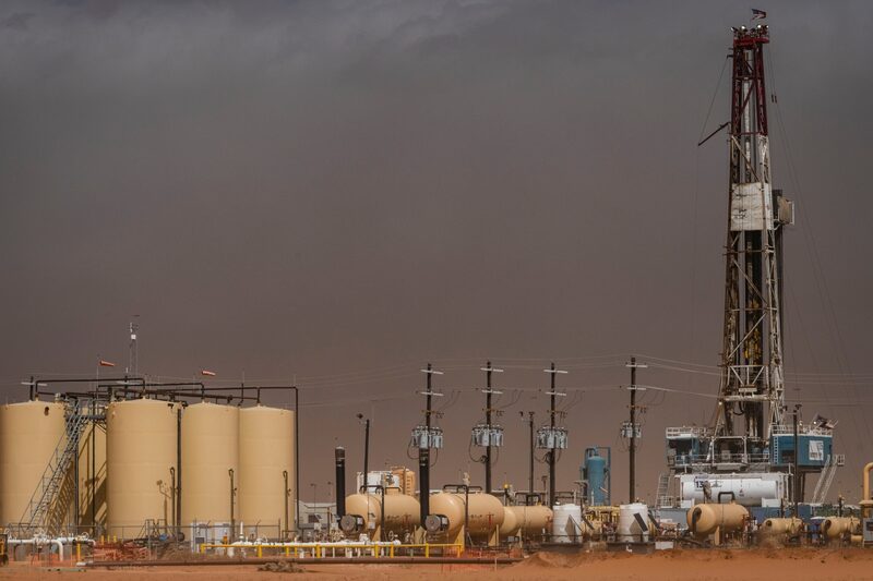 Una plataforma de perforación petrolera de Exxon Mobil Corp. cerca de Stanton, Texas. Fotógrafo: Justin Hamel/Bloomberg. Una plataforma de perforación petrolera de Exxon Mobil Corp. cerca de Stanton, Texas. Fotógrafo: Justin Hamel/Bloomberg.