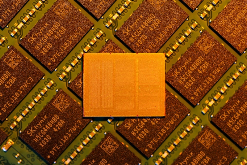 Un chip de memoria HBM4E de 12 capas de SK Hynix Inc. en un módulo de memoria LPDDR5X CAMM2, expuesto en la sede de la empresa en Seongnam, Corea del Sur, el viernes 24 de julio de 2026. Fotógrafo: SeongJoon Cho/Bloomberg. Un chip de memoria HBM4E de 12 capas de SK Hynix Inc. en un módulo de memoria LPDDR5X CAMM2, expuesto en la sede de la empresa en Seongnam, Corea del Sur, el viernes 24 de julio de 2026. Fotógrafo: SeongJoon Cho/Bloomberg.