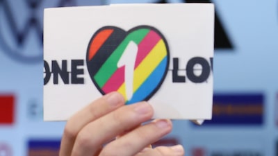 Seleções desistem de usar braçadeira LGBTQIA+ na Copa após ameaça da Fifa Seleções desistem de usar braçadeira LGBTQIA+ na Copa após ameaça da Fifa