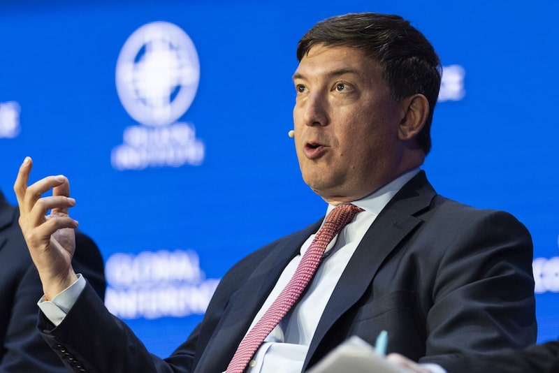 Kleinman hizo eco de los comentarios del CEO de Apollo, Marc Rowan, quien afirmó el mes pasado que no veía motivos para que la Fed siguiera recortando las tasas de interés para estimular la economía. Kleinman hizo eco de los comentarios del CEO de Apollo, Marc Rowan, quien afirmó el mes pasado que no veía motivos para que la Fed siguiera recortando las tasas de interés para estimular la economía.