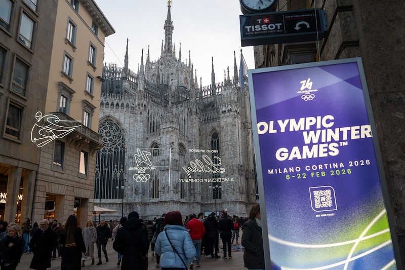Cartel publicitario de los Juegos Olímpicos de Invierno Milán-Cortina 2026 cerca de la catedral del Duomo en Milán, Italia, el domingo 1 de febrero de 2026. Los Juegos Olímpicos de Invierno reunirán a atletas de todo el mundo del 6 al 22 de febrero. Cartel publicitario de los Juegos Olímpicos de Invierno Milán-Cortina 2026 cerca de la catedral del Duomo en Milán, Italia, el domingo 1 de febrero de 2026. Los Juegos Olímpicos de Invierno reunirán a atletas de todo el mundo del 6 al 22 de febrero.