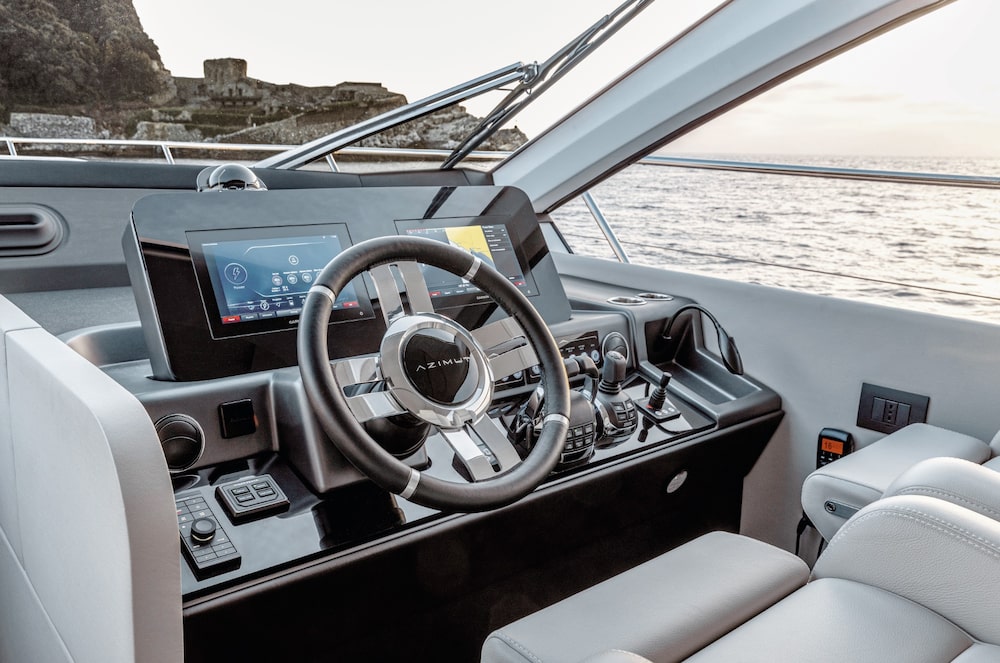 Central de comando de um iate da linha Grande, da Azimut, com telas touchscreen Garmin e joystick i Central de comando de um iate da linha Grande, da Azimut, com telas touchscreen Garmin e joystick i