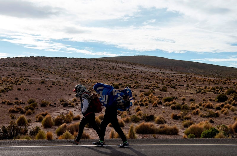 Migrantes venezolanos caminan desde Bolivia hasta Chile. Fotógrafo: Martin Bernetti/AFP/Getty Images Migrantes venezolanos caminan desde Bolivia hasta Chile. Fotógrafo: Martin Bernetti/AFP/Getty Images